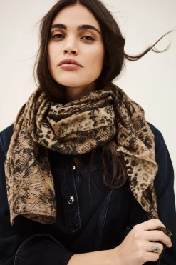 SARA pañuelo con estampado animal € 130 € 91